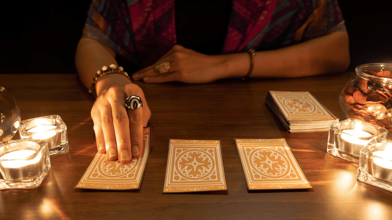 Tarot do dia 30/10: quais signos terão oportunidades e quais precisarão de cautela?