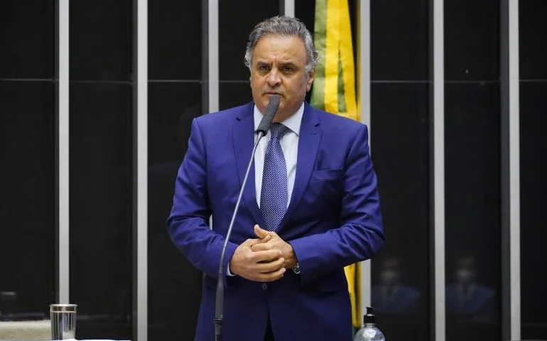 Aécio Neves assume PSDB e sinaliza possível apoio a Tarcísio em 2026, desde que candidatura não seja exclusiva de Bolsonaro