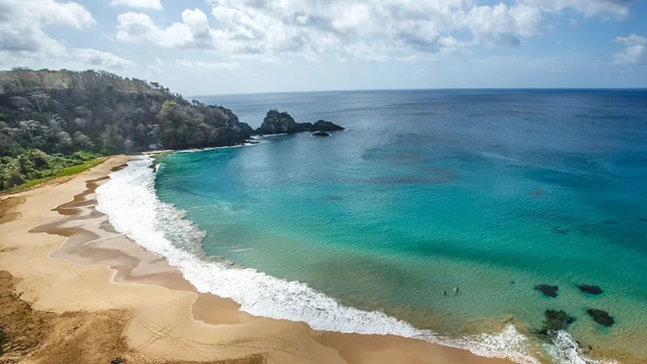 Praias na Austrália fecham após aparecimento de espuma
