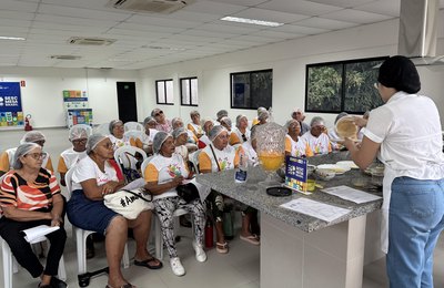 Sabor sem desperdício: oficina do Sesc ensina pessoas idosas a aproveitarem alimentos por completo