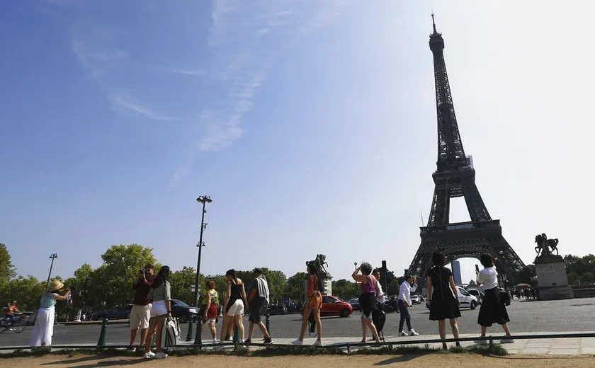 Manifestantes jogam sopa no quadro da Mona Lisa, em Paris