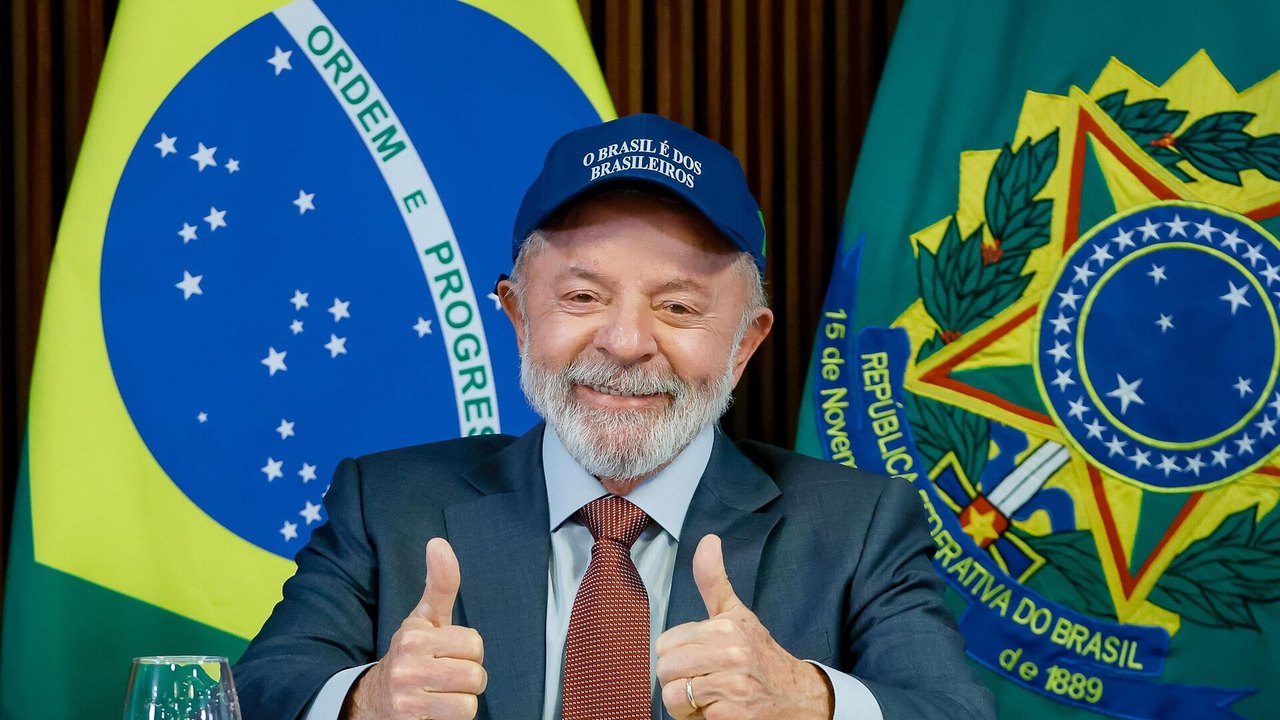 'Do lado do povo brasileiro': Lula muda slogan do governo