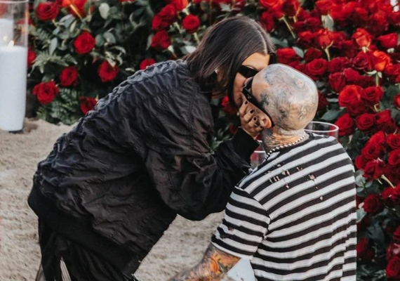 Kourtney Kardashian adia casamento com Travis Barker