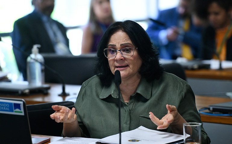 CAS aprova jornada de 6 horas diárias para intérpretes de Libras