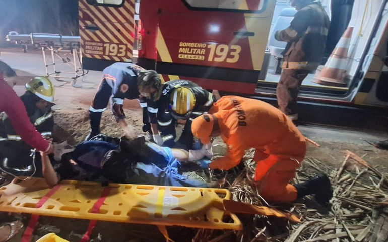 Corpo de Bombeiros socorre três vítimas após colisão entre motocicletas em Ibateguara