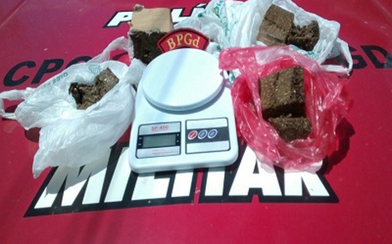 Serviço de Inteligência da PM prende mulher com 1,5kg de drogas