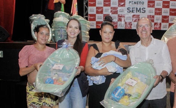 Prefeito Ronaldo Lopes durante programa de ação social no município