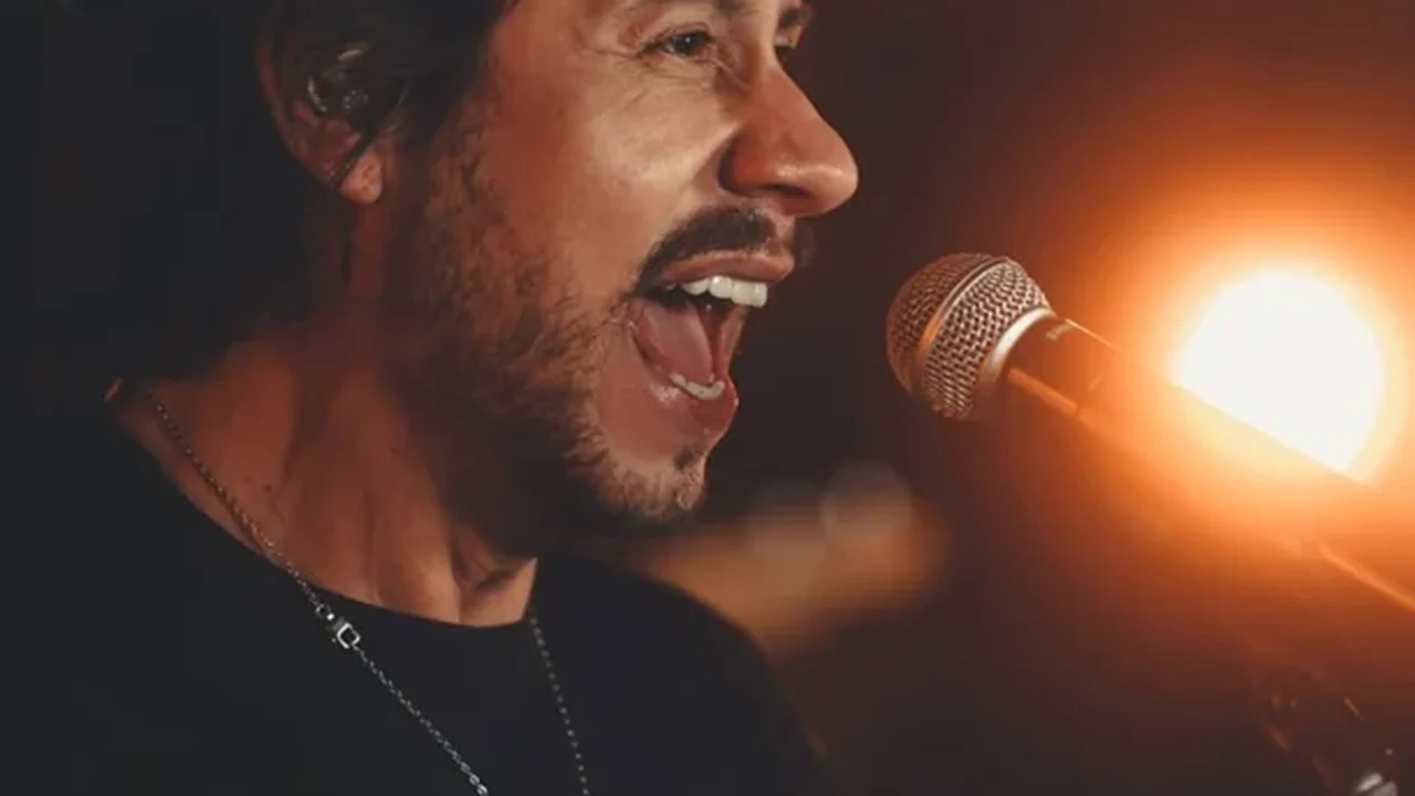 Max Oliver chega ao topo da parada semanal da Crowley com “Quando Eu Cantar”