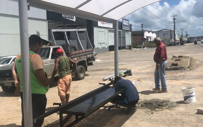 Novos abrigos de ônibus são instalados em Maceió