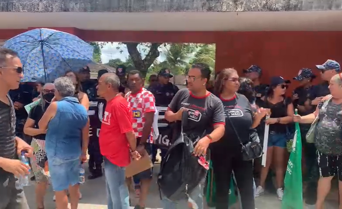Servidores estiveram na frente da Secretaria Municipal de Educação Servidores estiveram na frente da Secretaria Municipal de Educação