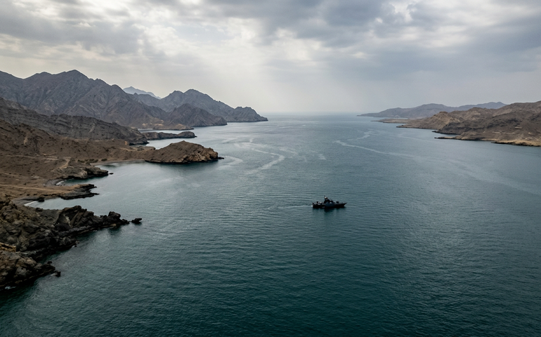 Estreito de Ormuz é fechado após ataques dos EUA e Israel ao Irã, diz agência estatal