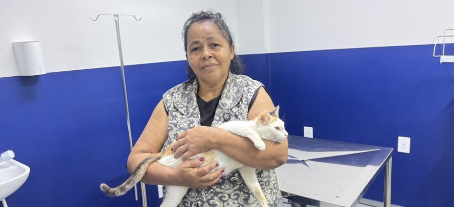 Janicleide Silva cuida de 13 gatos e tem utilizado o equipamento para dar assistência aos pets. Foto: Wilson Smith/ Ascom Sebema