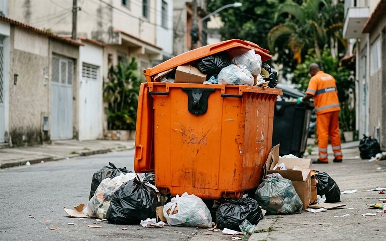 ‘Laranjões’ polêmicos: mau uso de lixeiras gigantes nas ruas e calçadas é criticado e Comlurb já estuda mudar cor e modelo