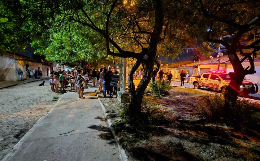 Homem é baleado em praça de Arapiraca; suspeitos fugiram