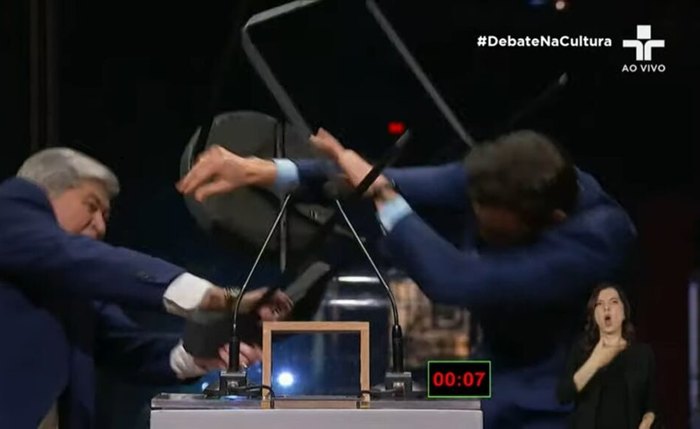 Momento em que Datena acerta Marçal com uma cadeira no debate promovido pela TV Cultura