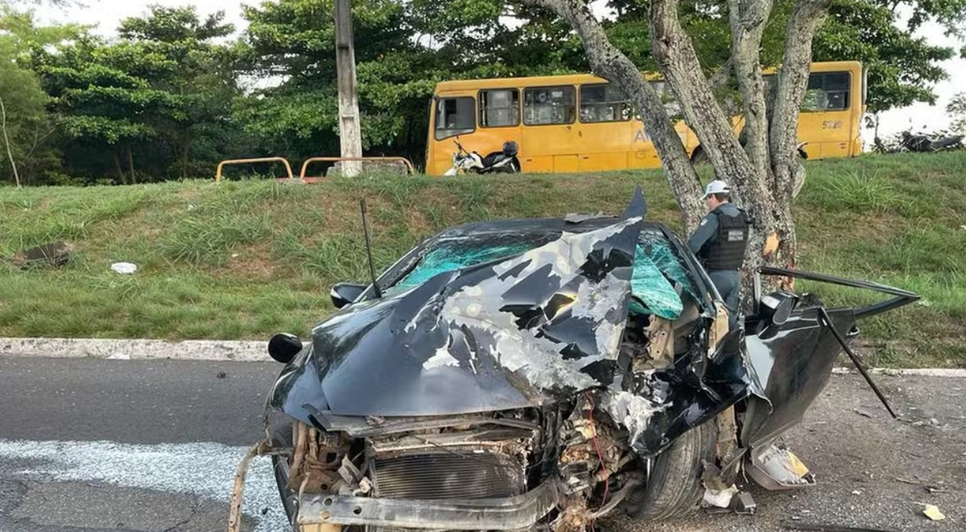 Carro bate contra árvore e deixa duas pessoas feridas em Aracaju
