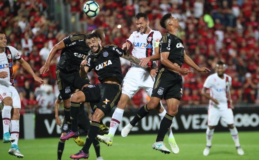 Flamengo encara Ponte Preta em busca da vitória