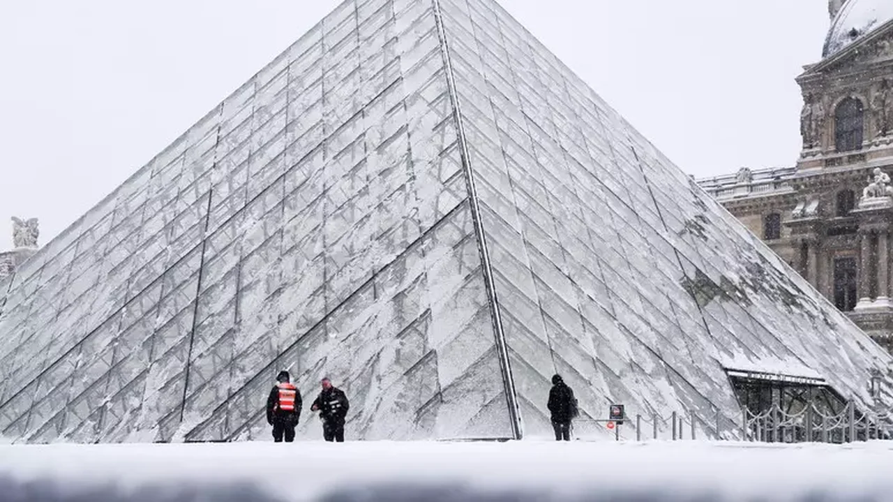 Museu do Louvre volta a fechar por causa de greve de funcionários