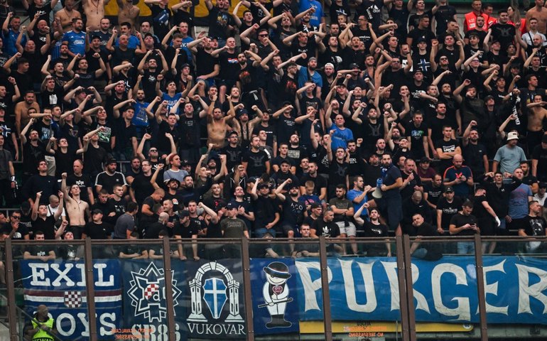 Torcedores do Dínamo de Zagreb fazem saudação nazista antes de jogo com o Milan