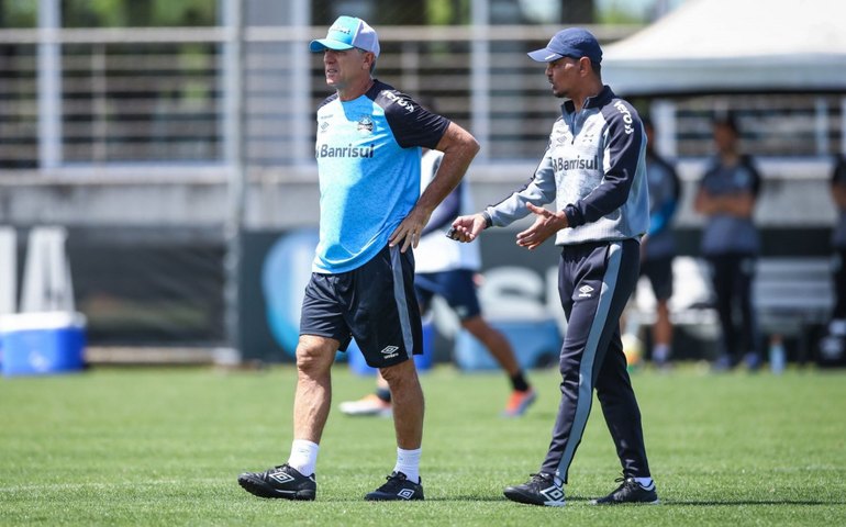 Renato Gaúcho rebate Tiago Nunes sobre treinos de futevôlei: ‘O que ele ganhou?’