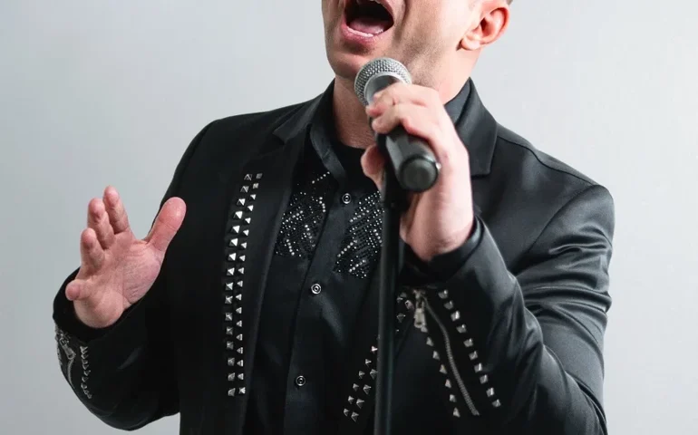 Kelvin Araújo Celebra 25 Anos de Carreira com o Lançamento do Novo Single 'Copo Quebrado'