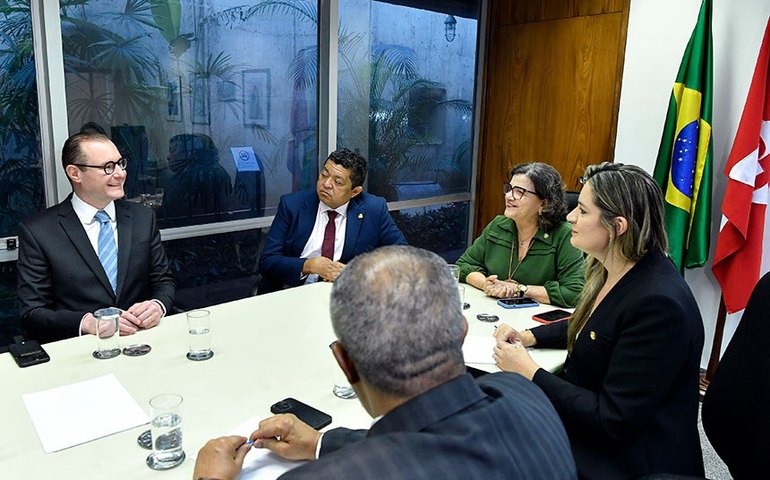 Zanin diz que Congresso deve se debruçar sobre regulação das redes sociais