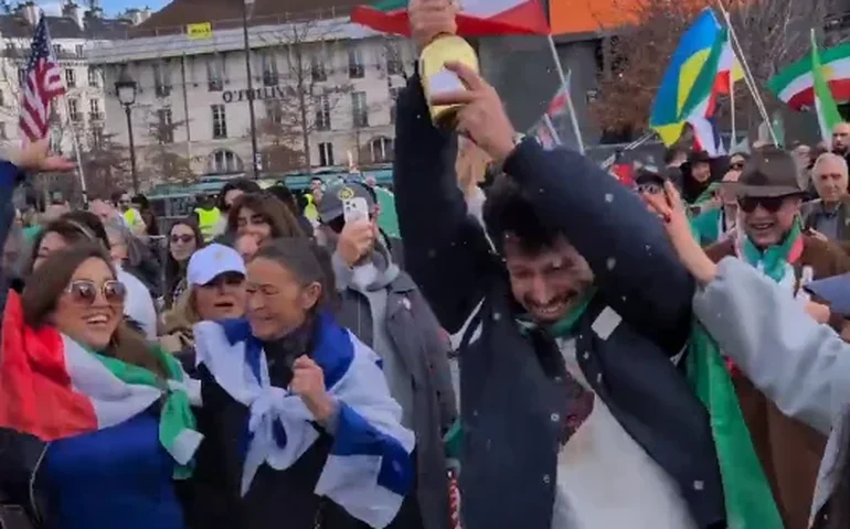 Iranianos em Paris comemoram a morte do líder supremo Ali Khamenei