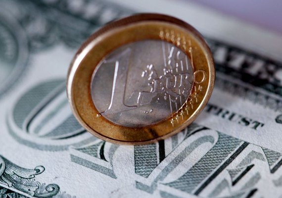 Em 20 anos, Euro alcançou mesmo valor do dólar nesta terça-feira (12)