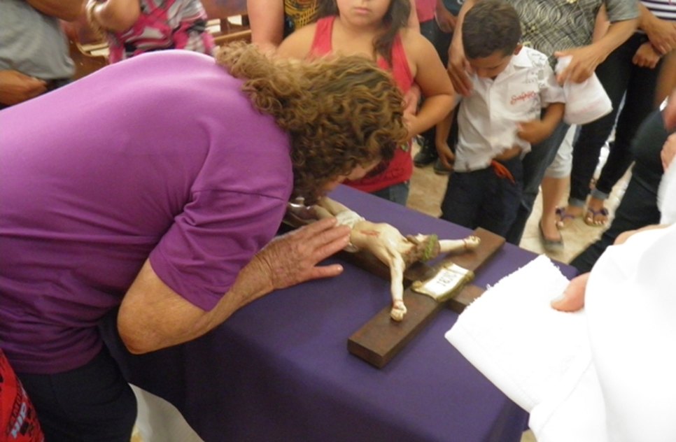 Fiéis católicos do mundo inteiro fazem a veneração da santa cruz na celebração desta tarde