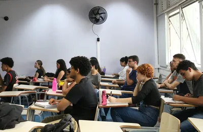 Diploma de ensino superior pode mais que dobrar salário no Brasil