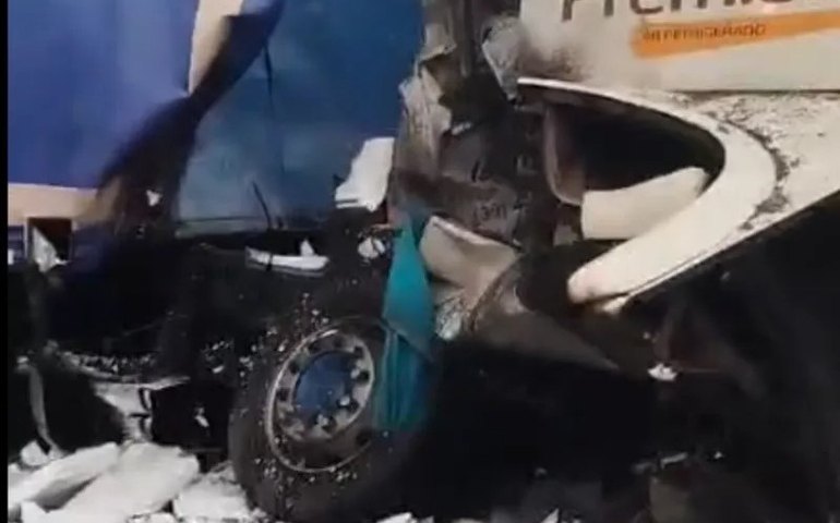 Ônibus que saiu de Maceió para BH sofre acidente e deixa mortos e feridos