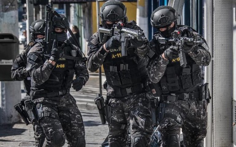 Polícia liberta reféns e prende bandidos após assalto a banco na Grande SP