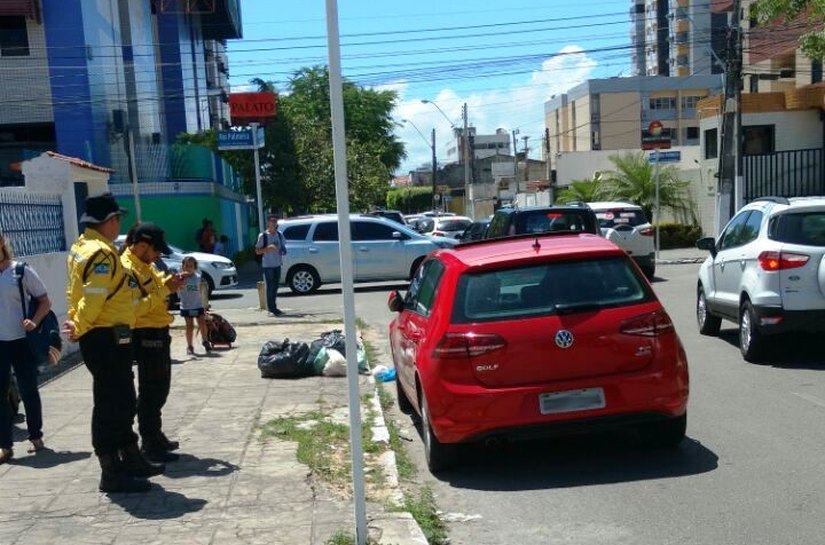 Fiscalização de trânsito perto de escolas orienta pais condutores