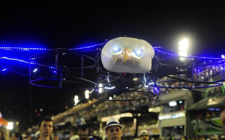 Anac vai investigar uso de drones e pouso de paraquedistas no Sambódromo