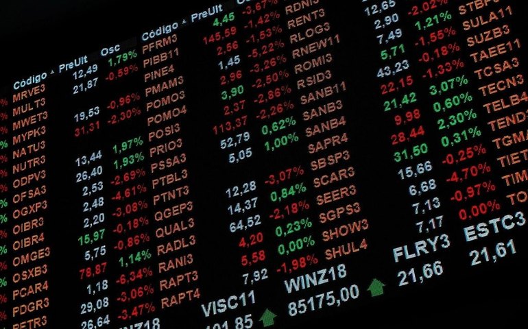 Alta do petróleo limita queda do Ibovespa por minério e temor com juros