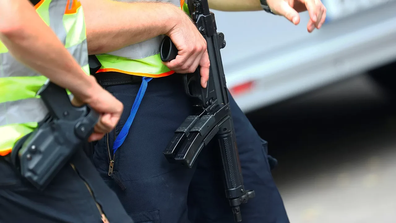 Polícia da Suíça prende grupo acusado de ajudar em morte por meio de 'cápsula de suicídio'