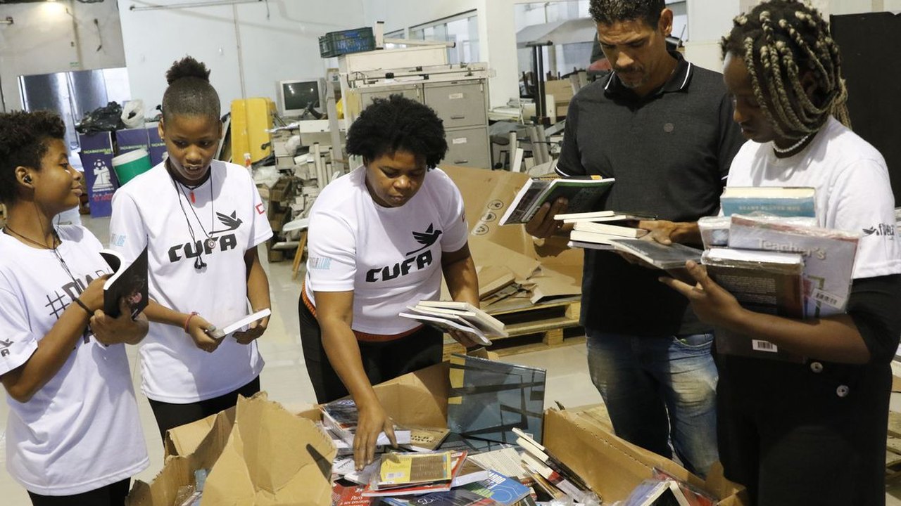 Central Única das Favelas distribui livros a bibliotecas comunitárias