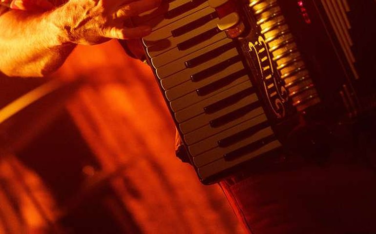 Daniel Radcliffe surpreende em primeira foto oficial de &#8220;Weird Al&#8221; Yankovic