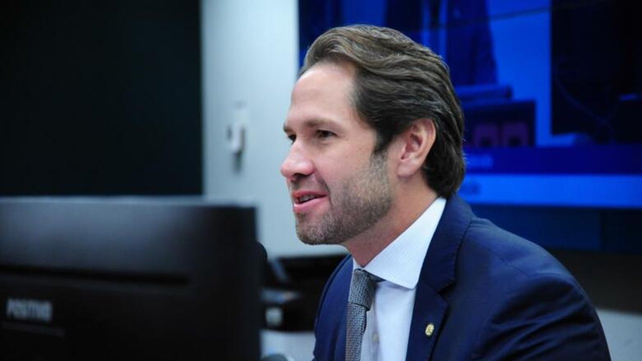 Projeto de Pedro Vilela que pune com perda de cargo ou mandato condenado por violência contra a mulher tem requerimento de urgência aprovado