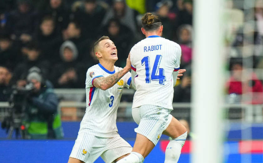 França resolve na bola parada, vence Itália no San Siro e lidera grupo na Liga das Nações