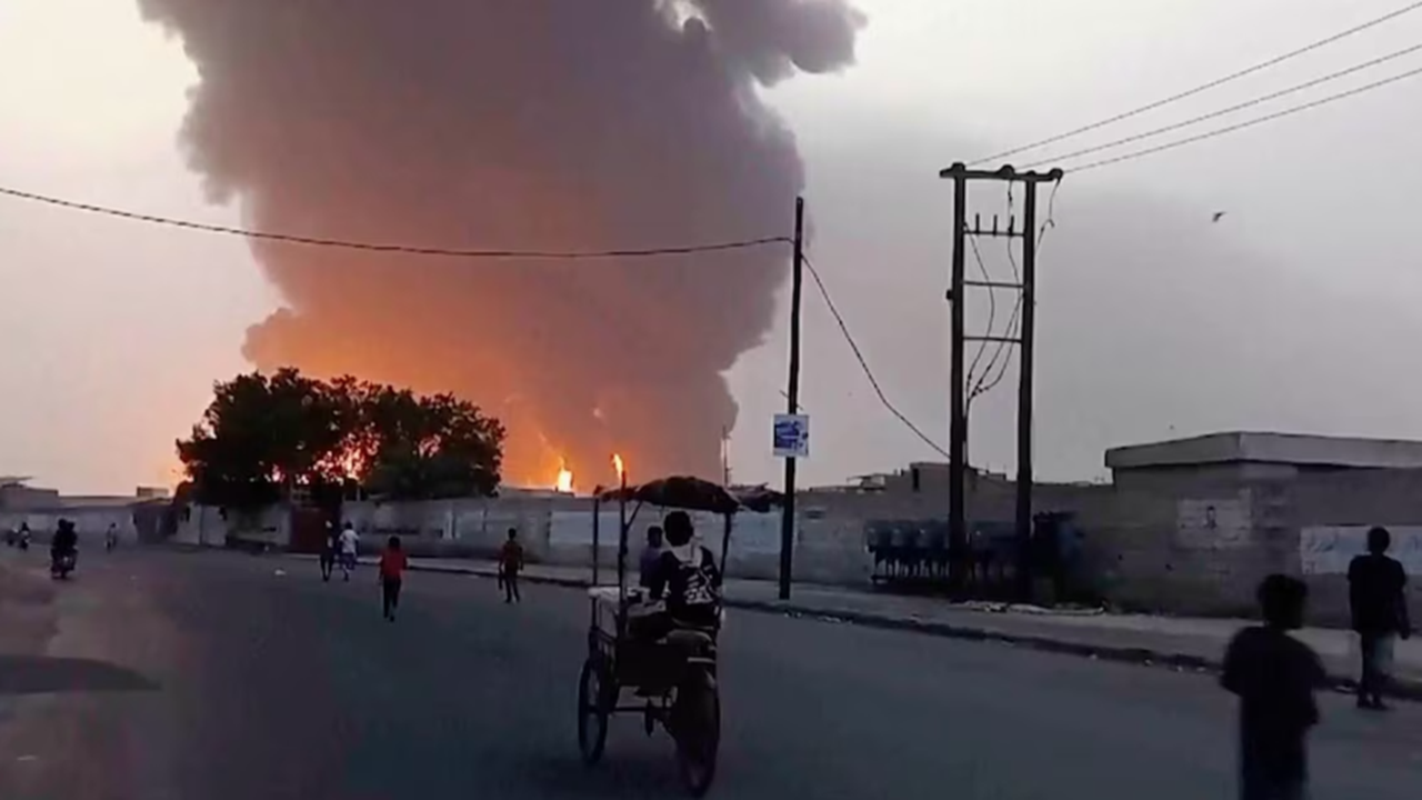 Israel afirma ter abatido míssil do Iêmen após ataque que incendiou um porto Houthi
