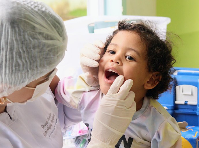 Bebês precisam escovar os dentes? Especialista tira as principais dúvidas dos pais