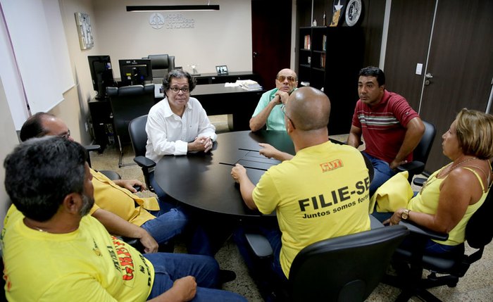 Desembargador Tutmés Airan conversa com o servidores do Detran/AL. Foto: Caio Loureiro