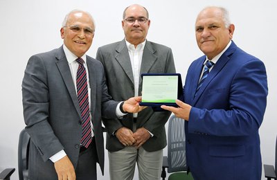 Sicredi Alagoas homenageia Otávio Praxedes pela idealização da cooperativa Juriscred 