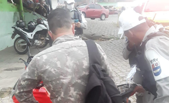 Falso sargento foi preso enquanto pilotava sem capacete Falso sargento foi preso enquanto pilotava sem capacete