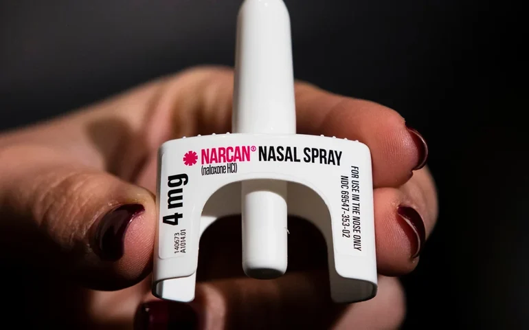 Mortes por overdose nos EUA caíram novamente em 2025, mas alguns se preocupam com mudanças nas políticas e no fornecimento de drogas.