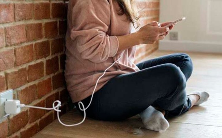 Entenda os riscos e perigos de manusear o celular conectado ao carregador