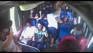 Passageira de ônibus é obrigada a recolher pertences durante assalto em Nossa Senhora do Socorro; VÍDEO.jpg