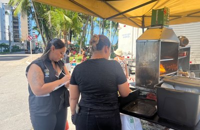 Segurança Cidadã conscientiza ambulantes sobre uso excessivo de equipamentos na Rua Aberta