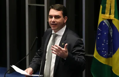 PGR pede que Flávio Bolsonaro seja ouvido por calúnia contra Lula